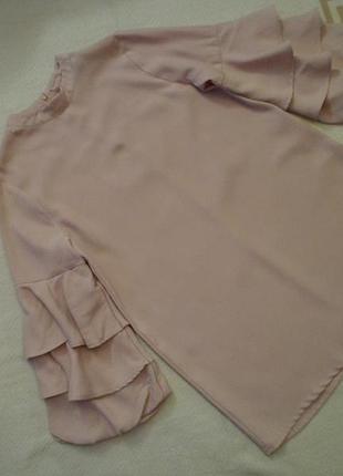 Брендова нюдова блузка з воланами