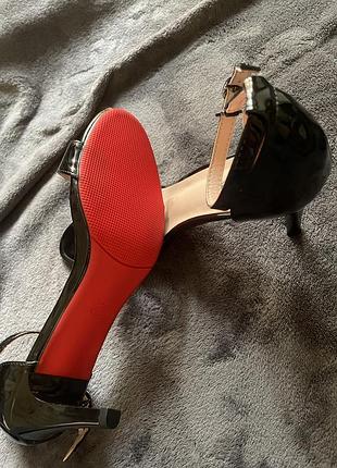 Жіночі босоніжки на каблуку