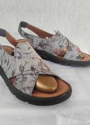 Суперлегенькие кожанние босоножки pavers р.38