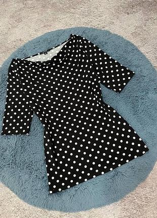 Трикотажна футболка в горошок