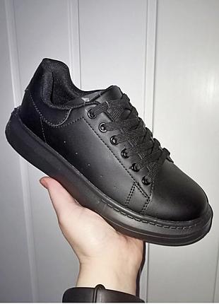 Кроссовки женские черного цвета 22.5 см