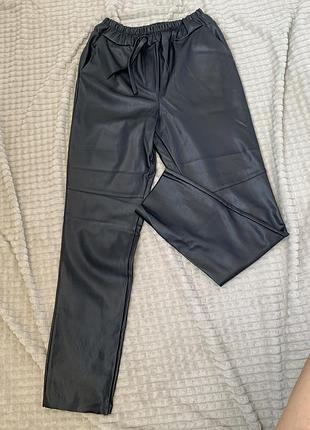 Штани жіночі з еко-шкіри чорні