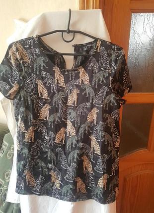 Блуза жіноча чорна з коротким рукавом із зображенням тигрів у захисному стилі, 60см довжина,36см в плечах, 47см в грудях.дуже оригінальна і практична.