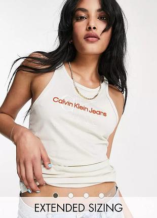 Бежевая майка с монограммой и логотипом calvin klein jeans