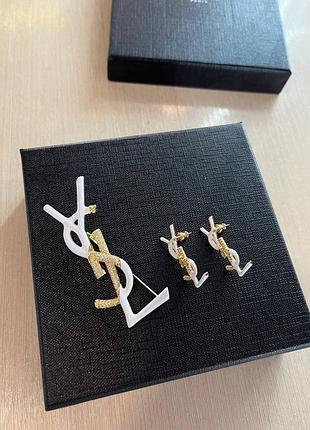 Брендовий набір з брошки та сережок в позолоті з білою ємалю