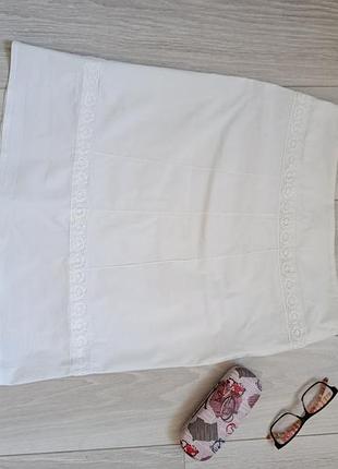 Гарна юбка білого кольору на підкладці