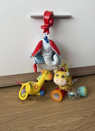 Іграшки підвіски в каляску