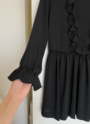 Оригинальное базовое черное платье с длинным рукавом и рюшами от gaëlle paris4 фото