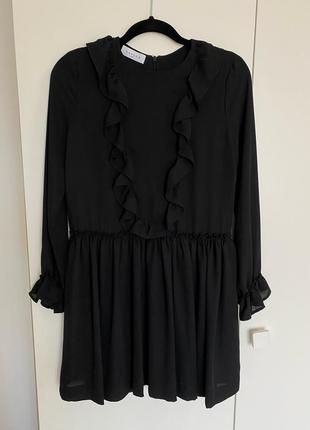 Оригинальное базовое черное платье с длинным рукавом и рюшами от gaëlle paris5 фото
