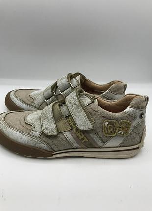 Кеди шкіряні в 34 розміру є незначні дефекти