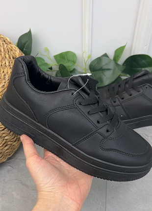 Шкіра пресована жіночі чорні кросівки