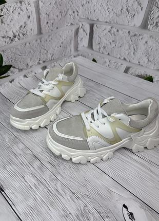 Кросівки жіночі