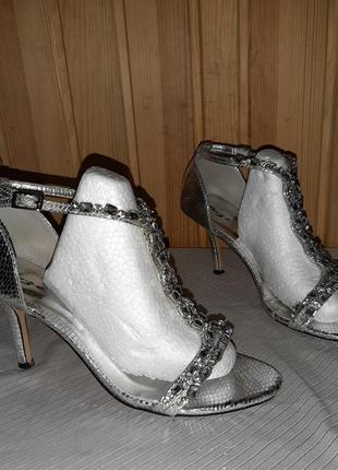 Серебристые босоножки с красивыми камушками на каблуке с закрытой пяточкой1 фото