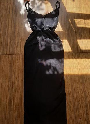 Черное приталенное силуэтное платье миди из эластичного стрейчевого материала с открытой спинкой на бретелях