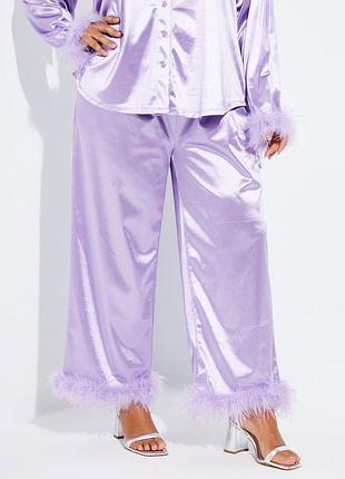 Сиреневые атласные брюки с перьями