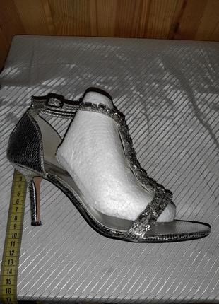 Серебристые босоножки с красивыми камушками на каблуке с закрытой пяточкой5 фото