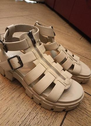 Босоножки на платформе