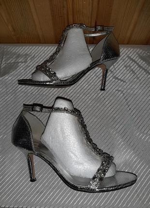 Серебристые босоножки с красивыми камушками на каблуке с закрытой пяточкой6 фото