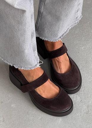 Стильные замшевые туфли на устойчивом толстом каблуке коричневого цвета