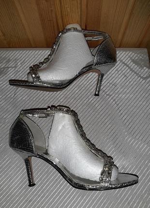 Серебристые босоножки с красивыми камушками на каблуке с закрытой пяточкой7 фото
