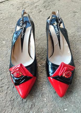 Туфли - босоножки натуральная кожа 35 размер каблук не большой, очень красивые и удобные. не могу носить по состоянию здоровья (