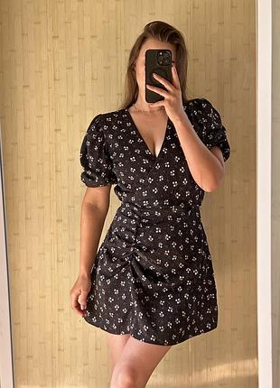 Платье в цветы с сборкой