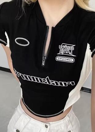 Жіноча футболка з коротким рукавом, круглим вирізом та вишивкою