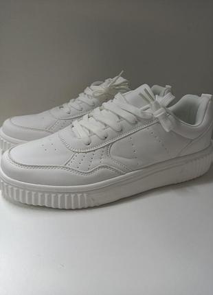 Кроссовки мужские. п- 6616 цена 950
цвет: белый. материал: искусственная кожа.
размер: 45