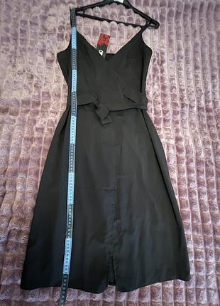 Чорна сукня міді на запах