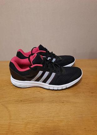 Жіночі кросівки