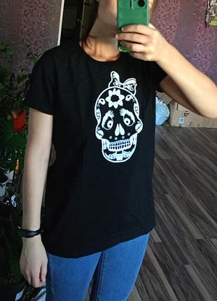Футболка m женская b&amp;c collection черная с черепом хлопковая летняя