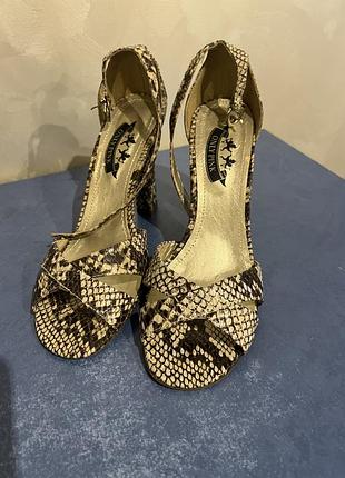 Босоніжки жіночі