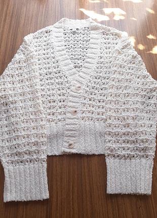 Мереживний об'ємний кардиган великої в'язки молочного кольору на ґудзиках