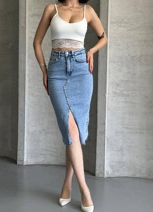 Джинсовая юбка-миди с разрезом голубая