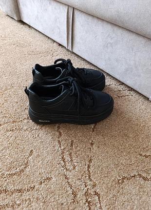 Кроссовки черные танкетка, платформа