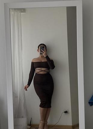 Сукня міді з вирізами на талії