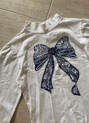 Світла дитяча кофтинка з принтом у вигляді бантика 2