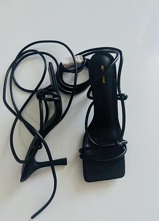 Трендові босоніжки з завʼязками з шнурівкою з квадратним носом