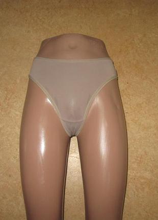 Бежевые трусики стринги.