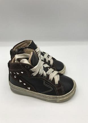 Черевики розмір 20 шкіряні є незначні дефекти які невпливають на носку