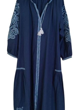 Вышитое платье