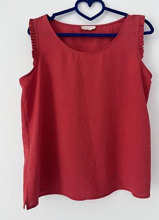 Блуза в кораловому кольорі без рукавів. ідеальний варіант під піджак