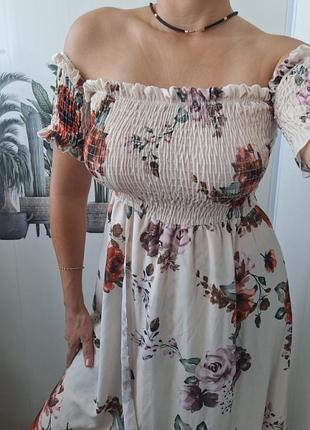 Летнее платье с цветочным принтом