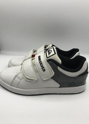 Оригінальні кросівки в розмірі 37 є незначні дефекти які не впливаю на носку