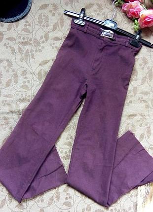 Пурпурные брюки на девушку