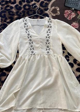 Біла сукня з елементами вишивки