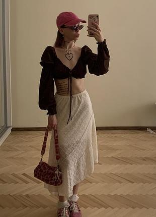 Коричневий атласний топ з рукавами