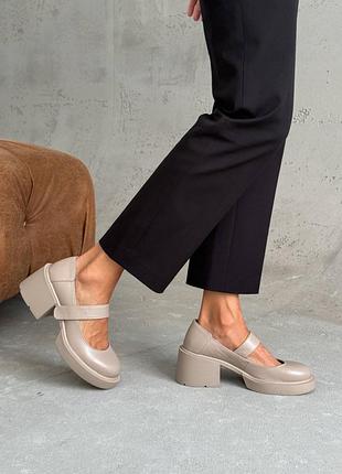 Кожаные бежевые туфли на удобных каблуках мери джайн