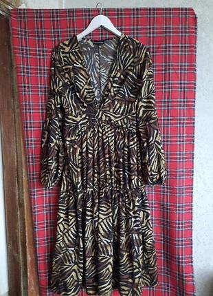 Нарядное ярусное платье в тигринный принт от prettylittlething, 46