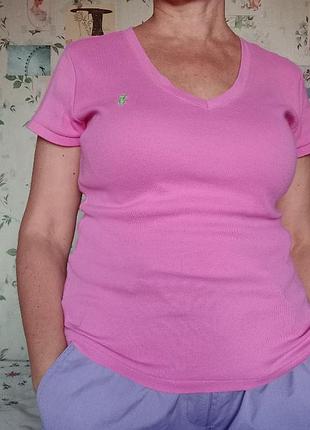 Розовая футболка бренда ralph lauren с 100% натуральным составом.